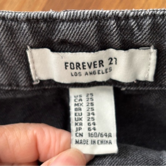 F21 Slouchy Fit black stonewash Button Fly womens jeans Size 25 - Picture 2 of 9